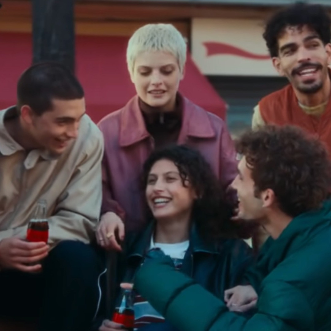 Grupo de amigos bebiendo Coca-Cola Zero