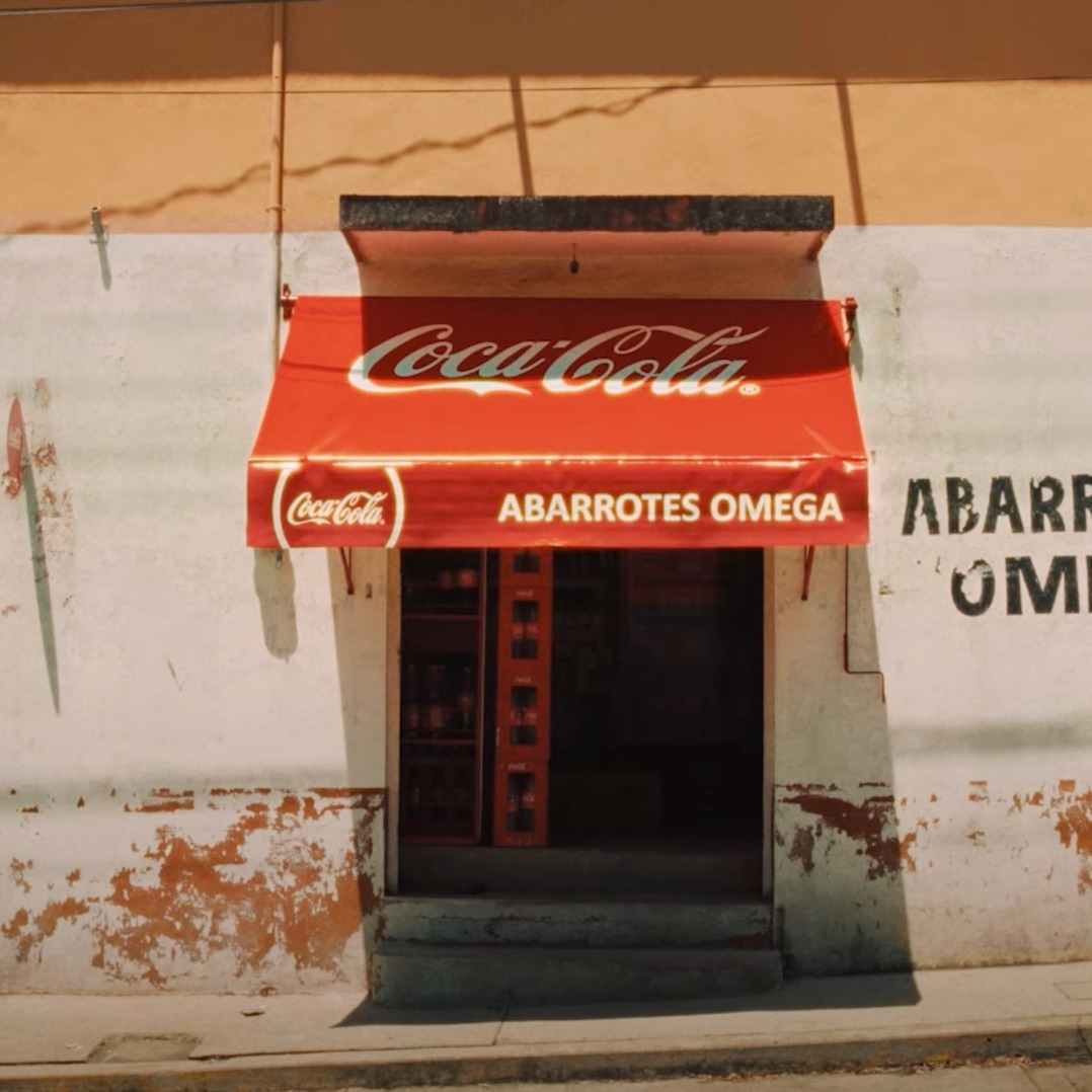 Negocio mexicano visto desde fuera, con el característico toldo rojo de Coca-Cola sobre su entrada.