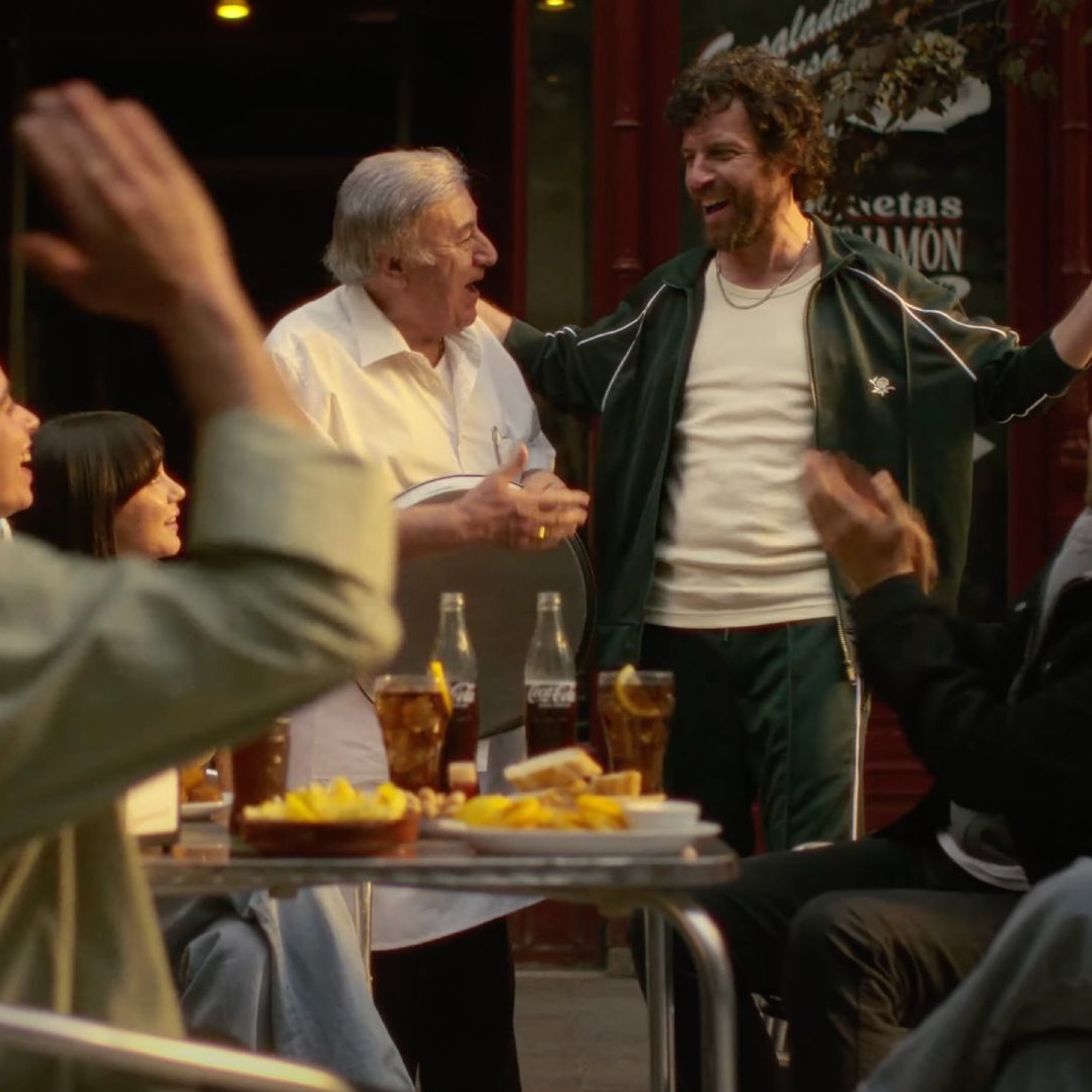 Grupo de amigos en la terraza de un bar