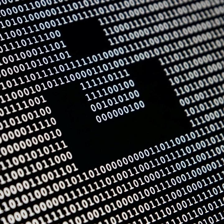 Un fondo negro con ceros y unos blancos a modo de código