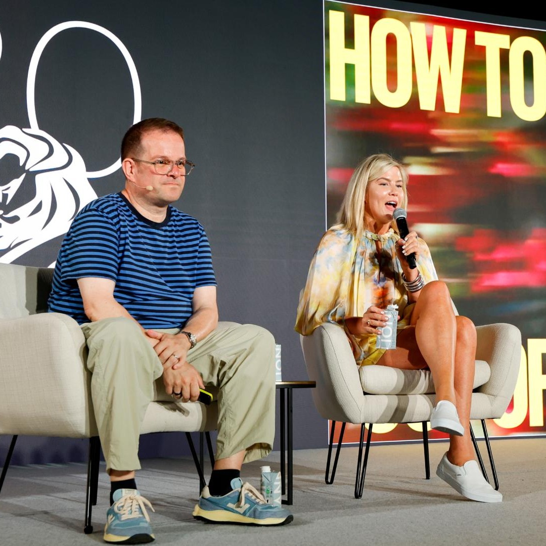Responsables de marketing de Coinbase en una sesión de Cannes Lions