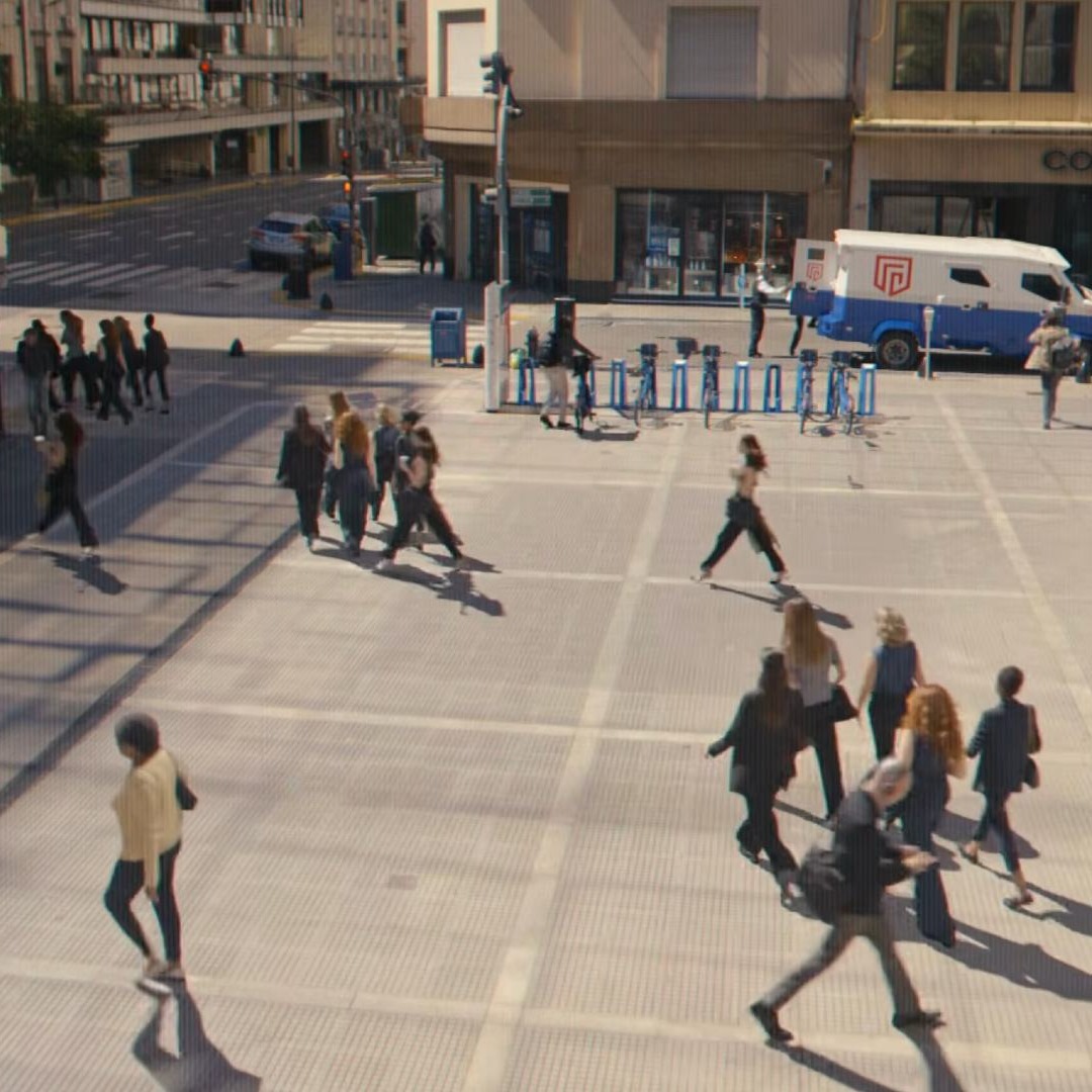 Grupos de personas cruzando una plaza