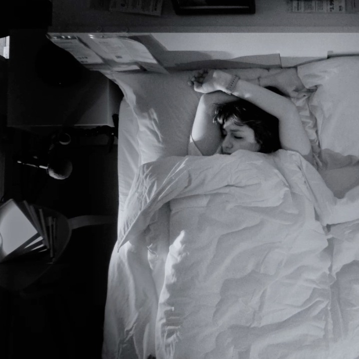 una chica durmiendo plácidamente, imagen en blanco y negro