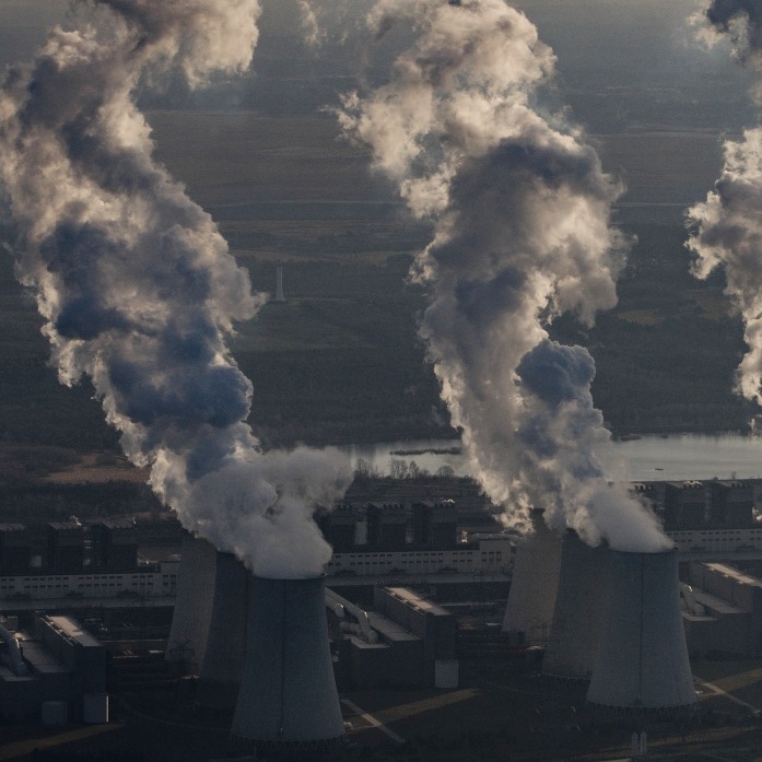 columnas en una fábrica echando humo