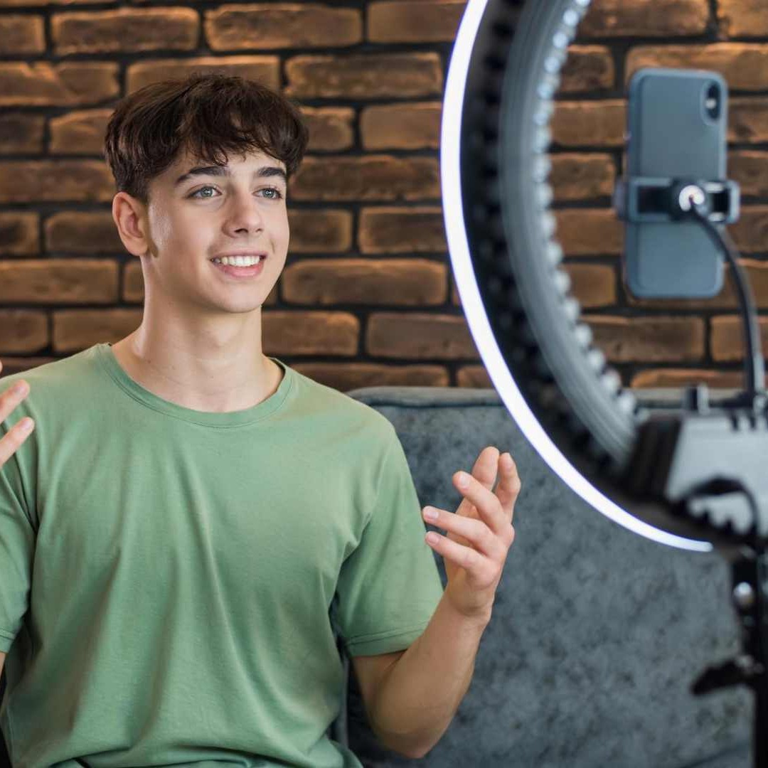 Influencer hablando a cámara