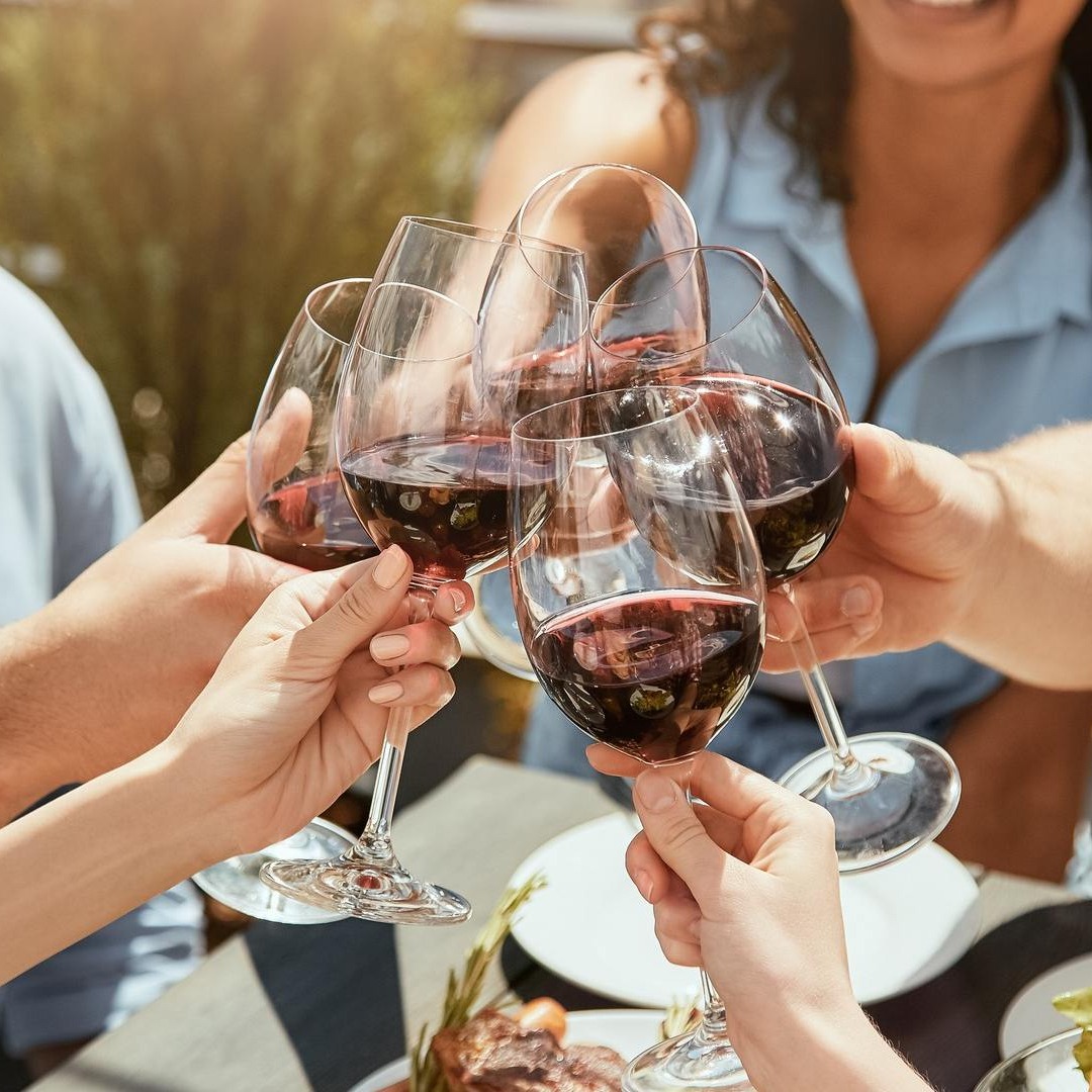 Personas brindan con copas de vino