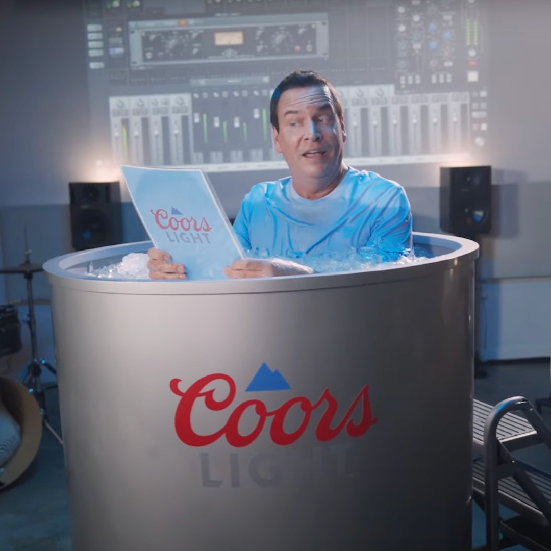 Coors Light hace que su marca suene tan fría como su cerveza en su nueva campaña Hombre lee un texto sumergido en un tanque de agua helada