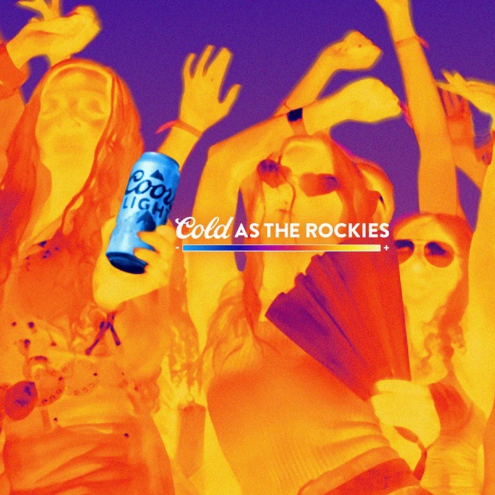 Unas personas bailando captadas con cámara térmica en tonos naranjas y la lata de Coors se mantiene en azul