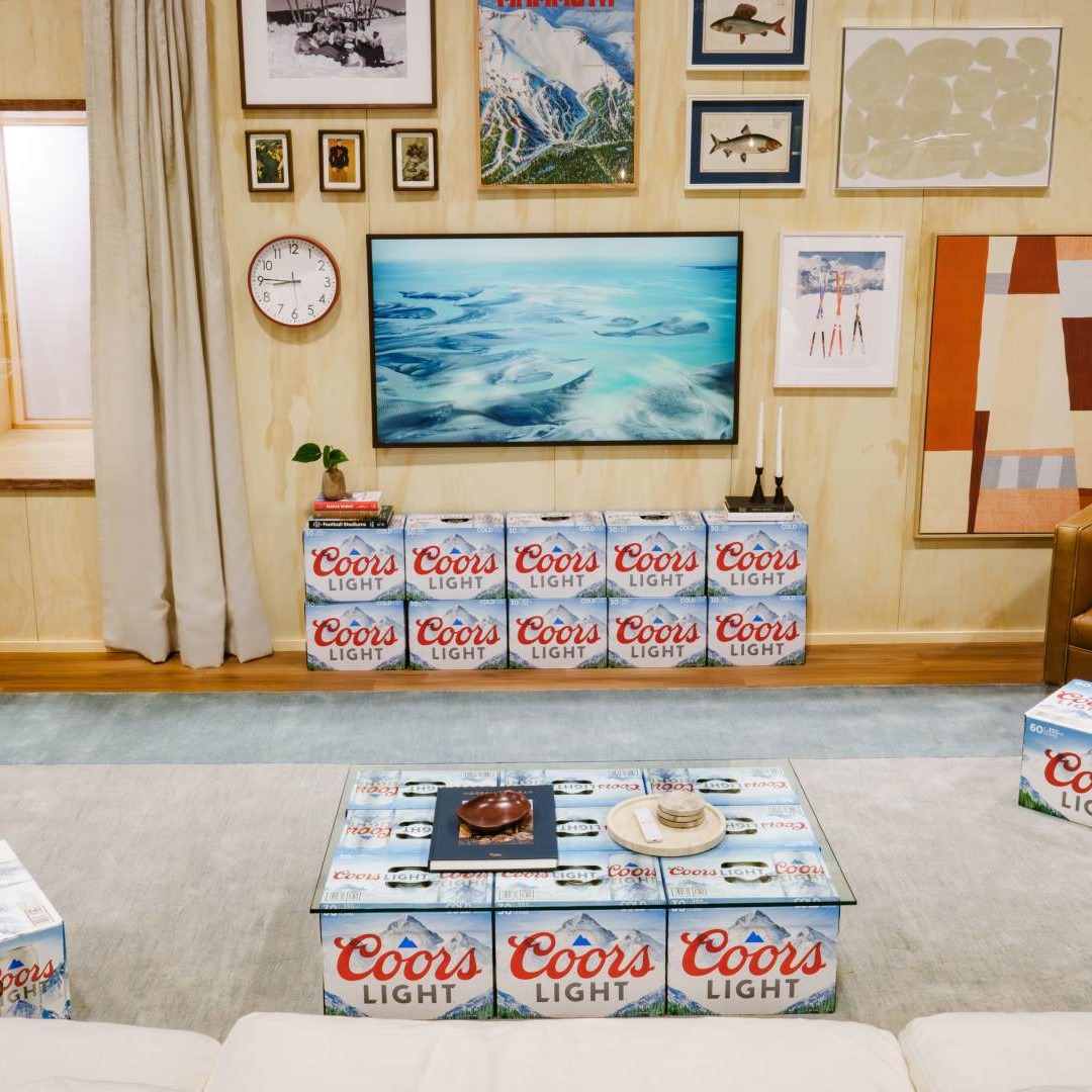 Cajas de cerveza Coors Light con muebles