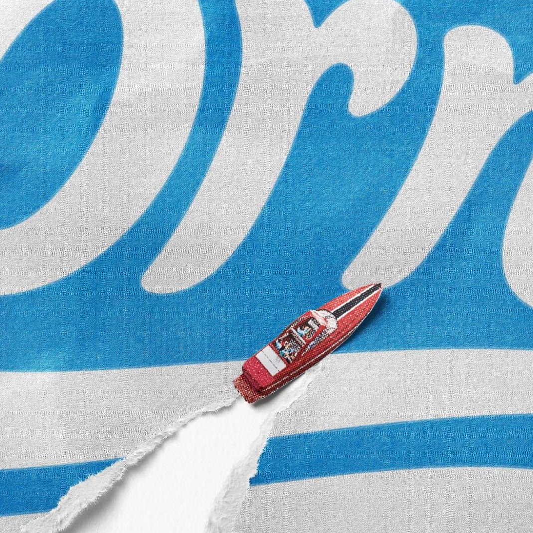 una imagen de la campaña de cornetto en la que un barco rompe el papel del envoltorio del helado