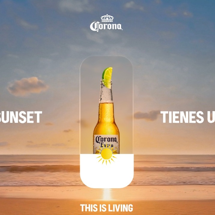 Imagen de la campaña en la que se ve como aparece la botella de Corona al bajar el brillo al teléfono