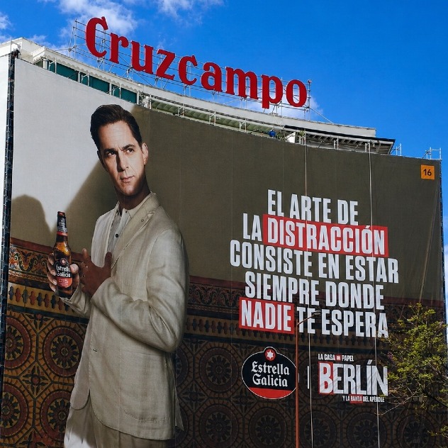 La lona de Estrella Galicia con Berlín y al lado la de Cruzcampo respondiendo