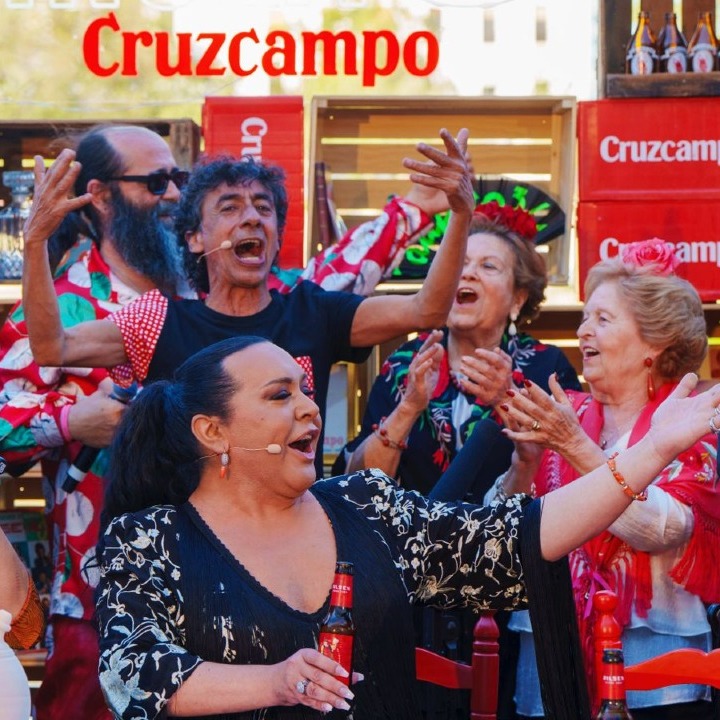 Los cantantes alrededor de la mesa tocando las palmas y cantando