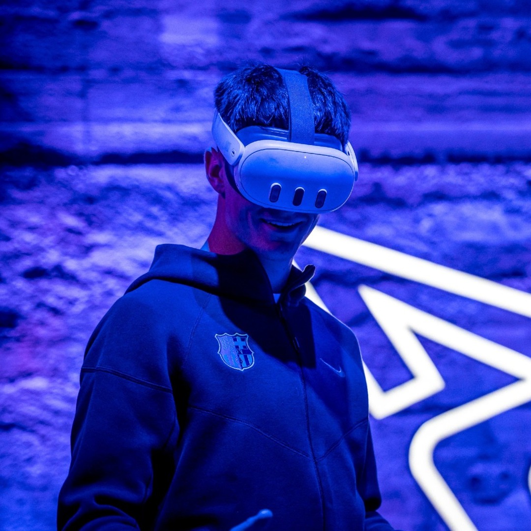 Jugador del FC Barcelona con unas gafas de realidad virtual en un Cupra Garage