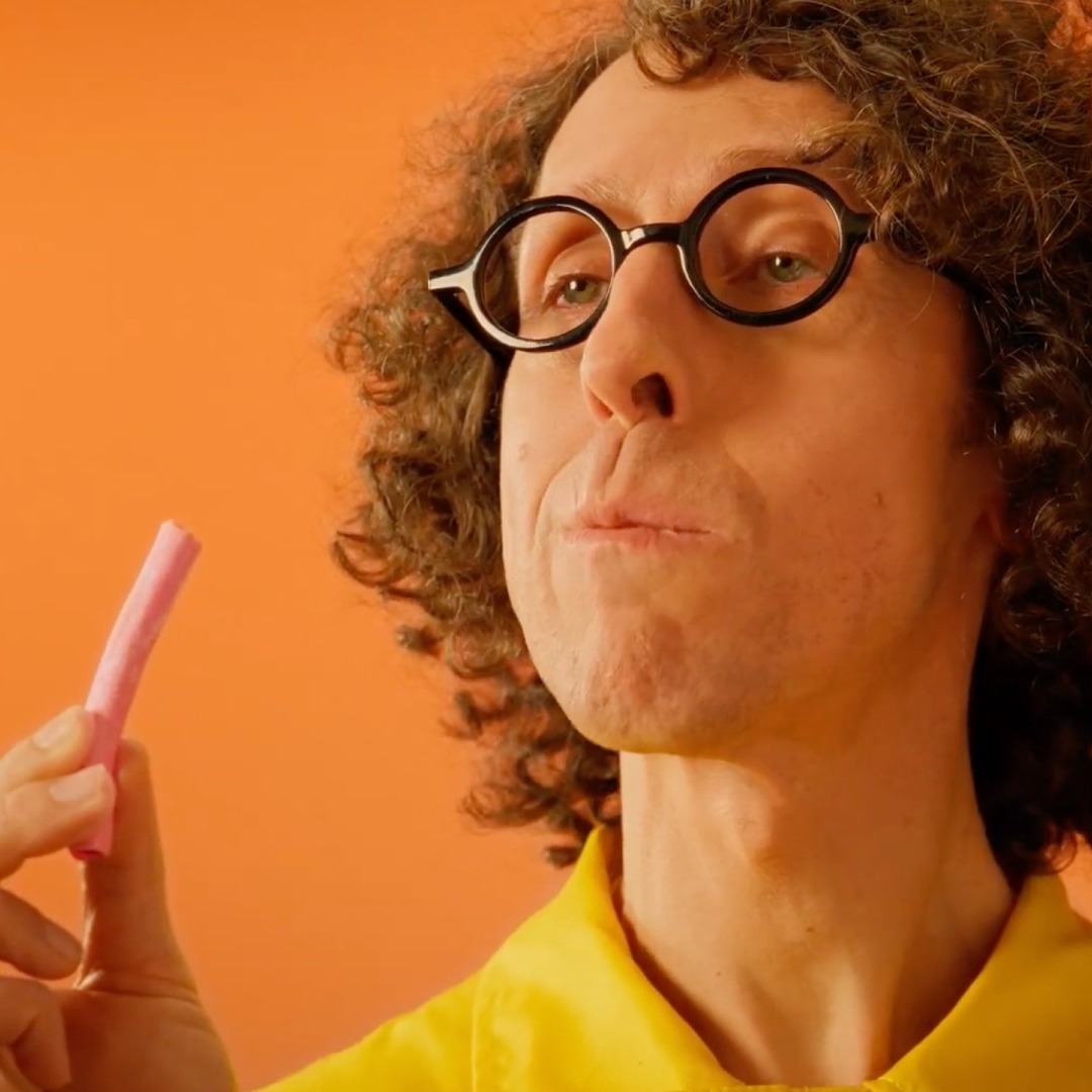 Hombre con gafas comiendo Palotes