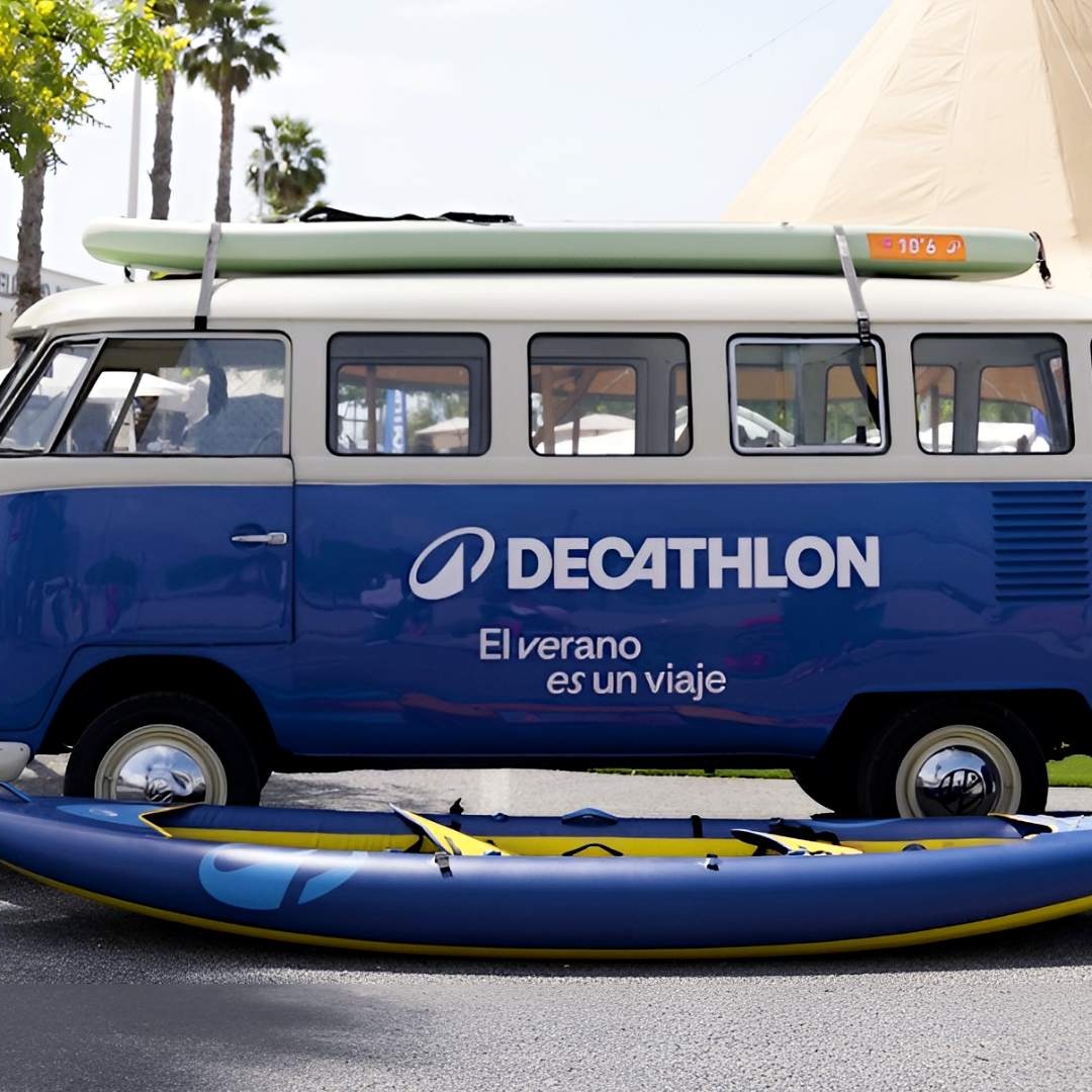 Furgoneta brandeada de Decathlon
