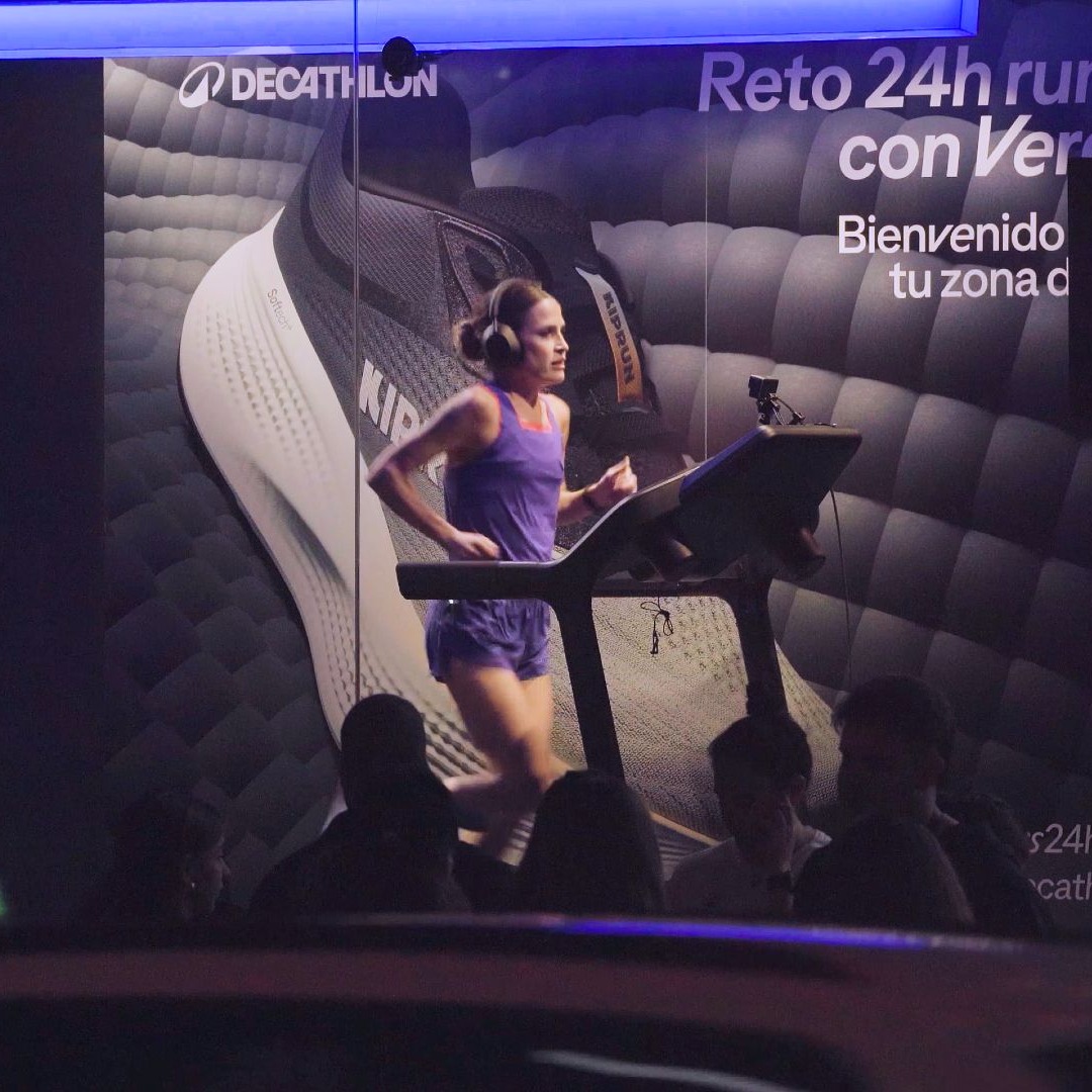 Verdeliss corriendo sobre una cinta en una tienda de Decathlon