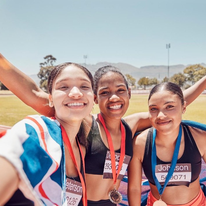 chicas adolescentes haciendose un selfie tras correr una carrera de atletismo