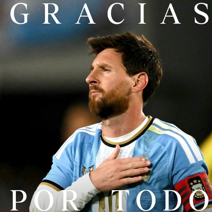 La camiseta gigante en un lado y al otro, Messi con la mano en el escudo