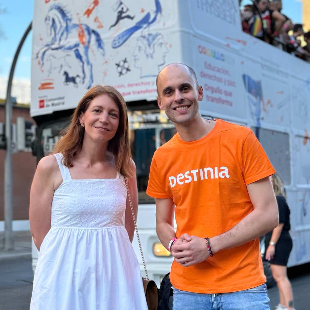 Carroza de Destinia y Museo Thyssen en el Orgullo de Madrid 2024