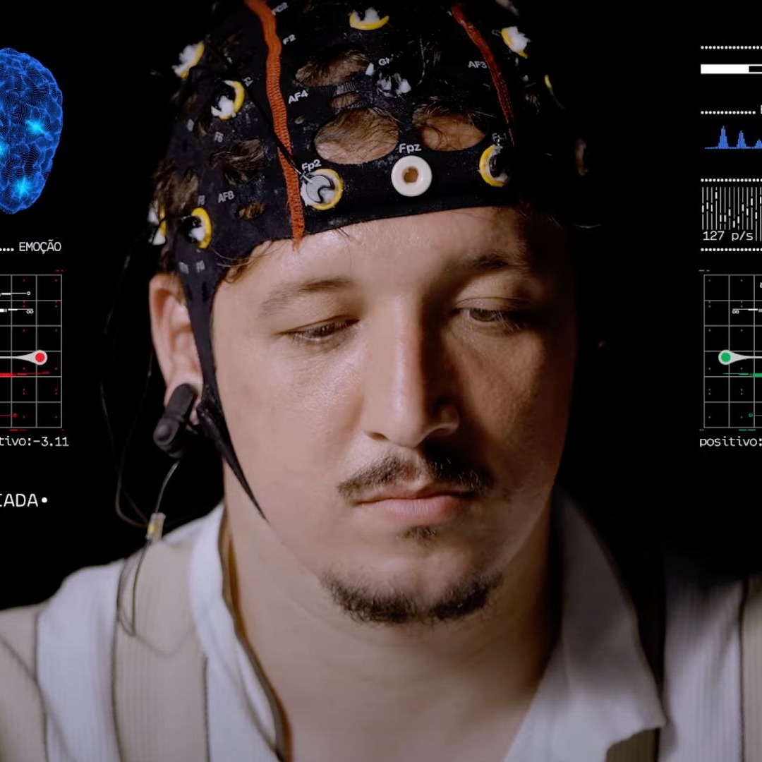Hombre con casco de electroencefalografía