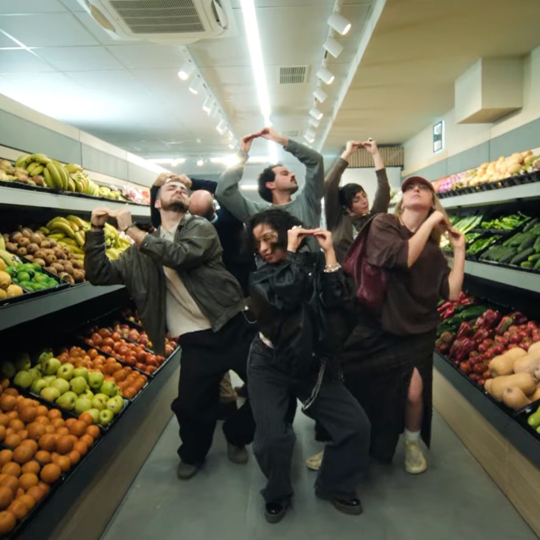 Grupo de personas bailando en un supermercado