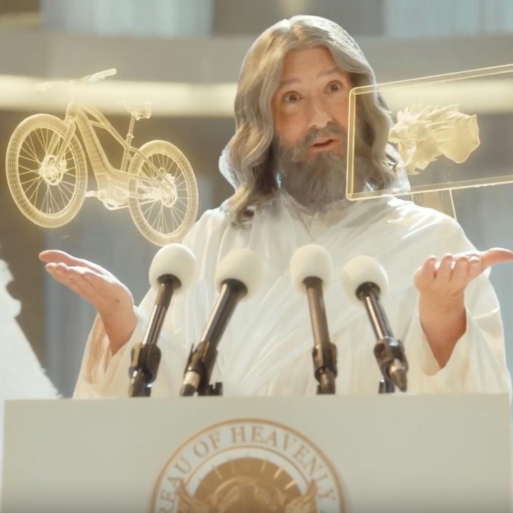 dios en un atril dando una rueda de prensa con cara de sorpresa