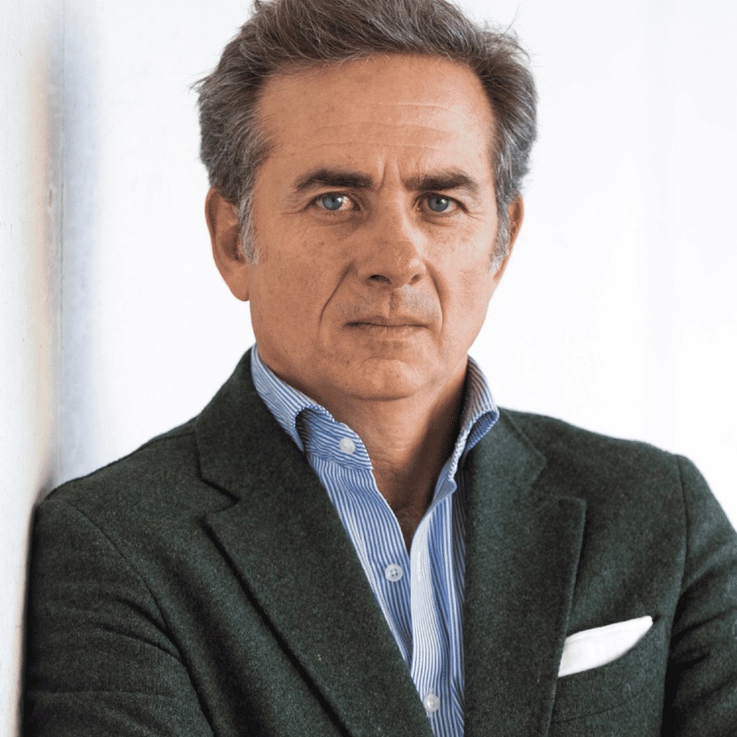 foto corporativa de javier valle de brazos cruzados con traje