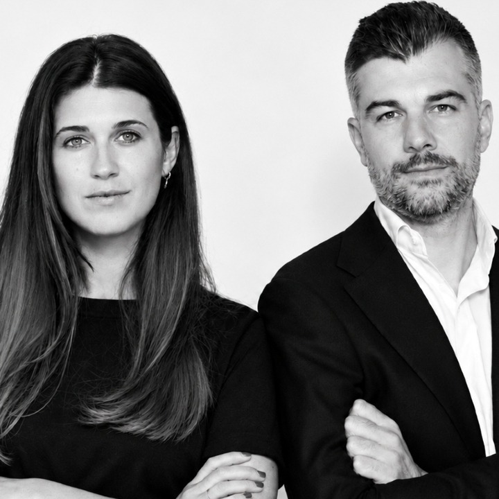 Amaia Álvarez junto a Víctor García del Barrio en un plano medio en blanco y negro