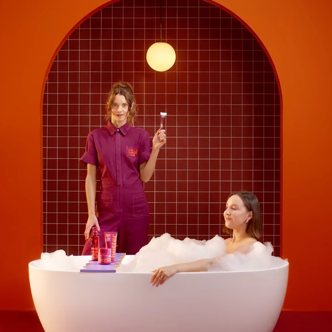 Una mujer en la bañera ante fondo rojo