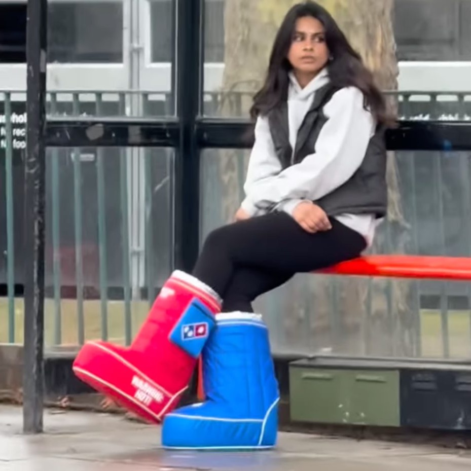 Chica con botas térmicas de Domino's