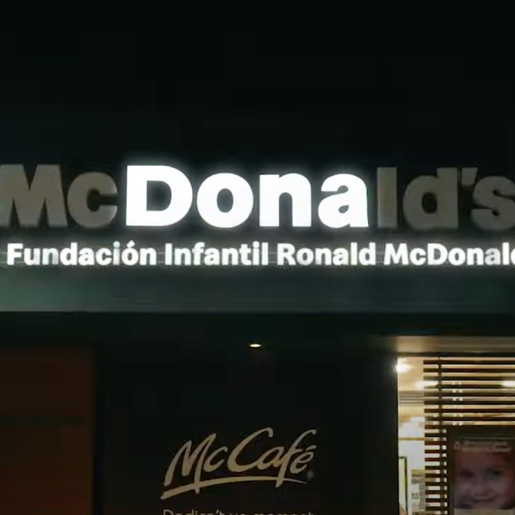 “Dona”: McDonald's ilumina cuatro letras de su nombre para anunciar la jornada solidaria McHappy Day Dona_McDonald's