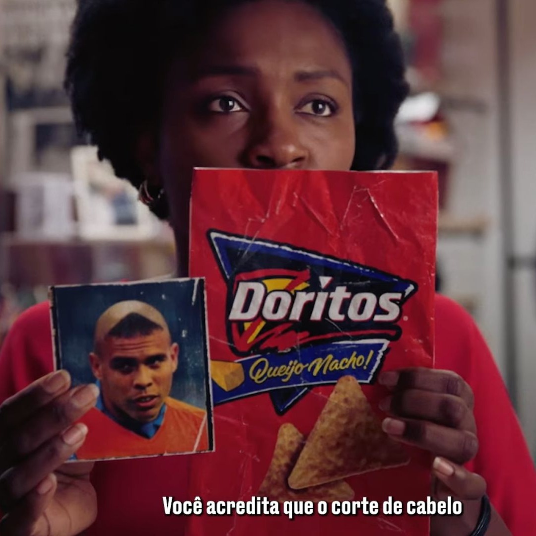 Una mujer sostiene una bolsa de Doritos y una foto de Ronaldo