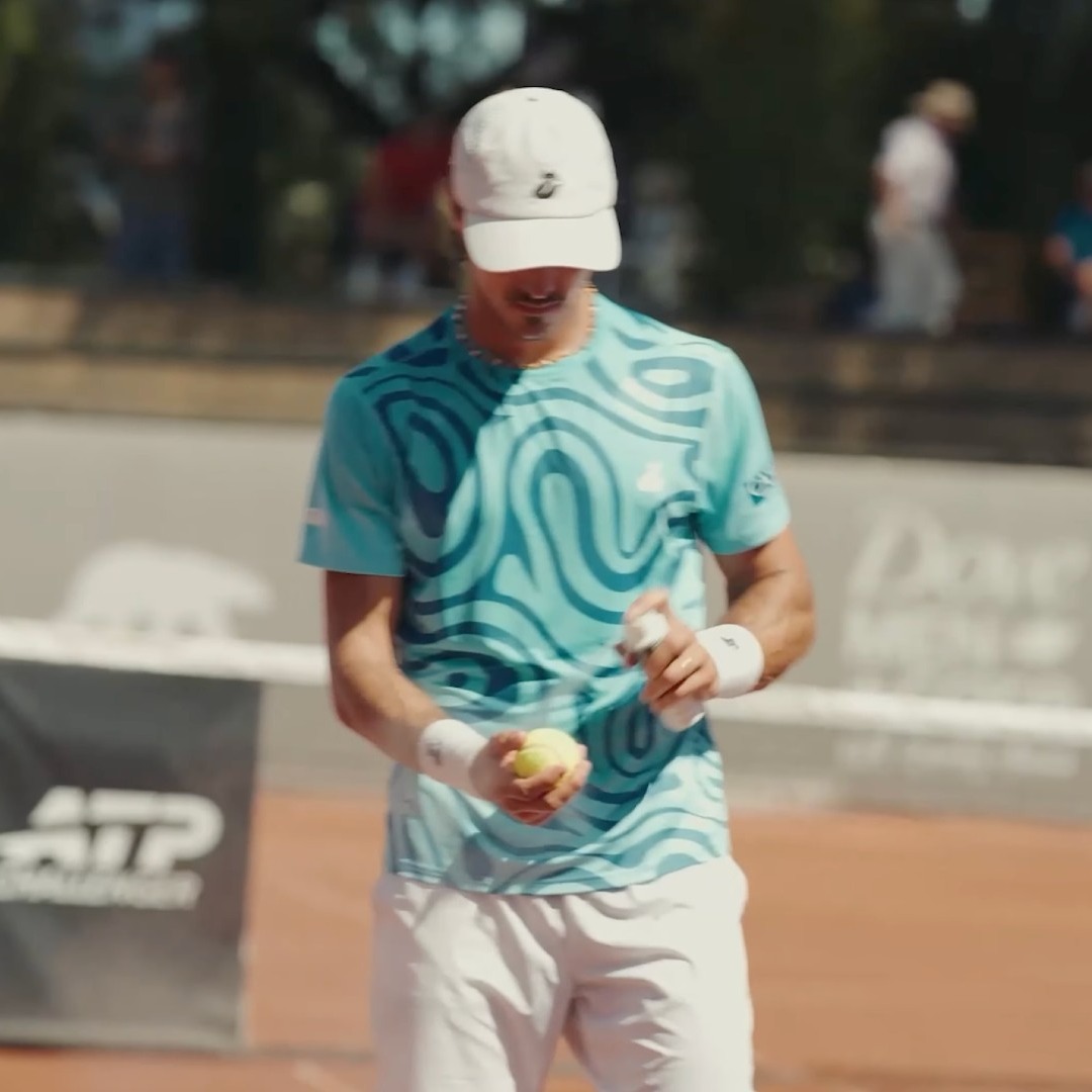 Tenista rocía pelotas con spray