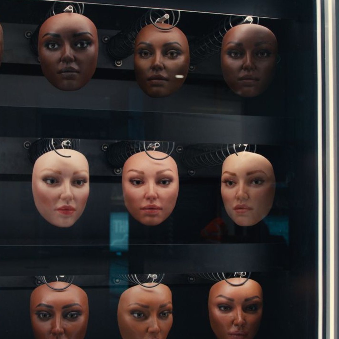 Máquina de vending con caretas hiperrealistas