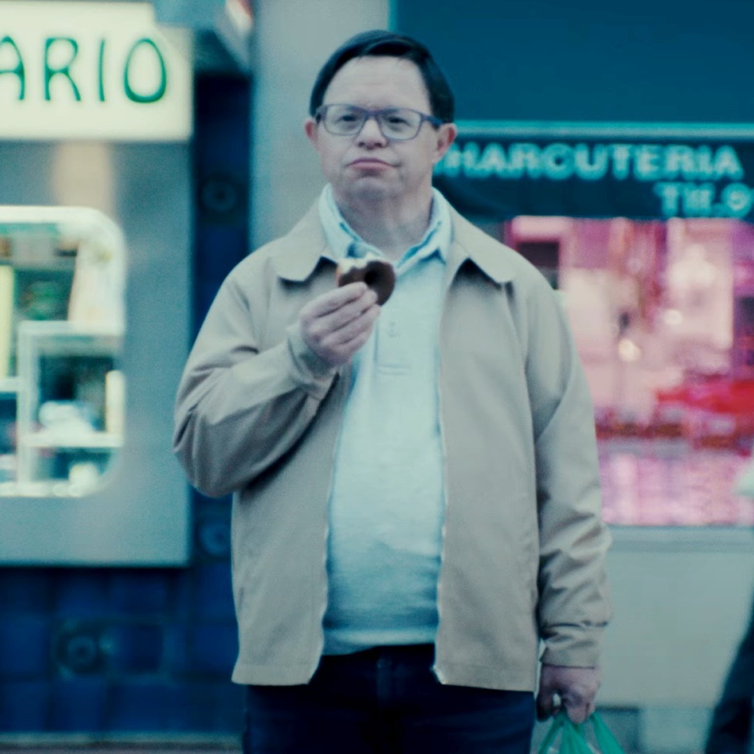persona con síndrome de down comiendo un bollo en la calle