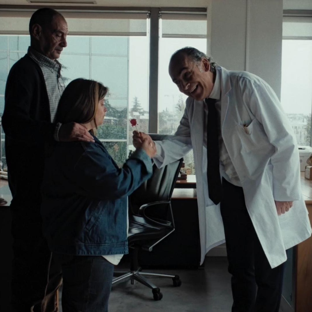 Un médico da un caramelo a una mujer con síndrome de Down