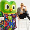 Samantha Hudson junto al buho de Duolingo