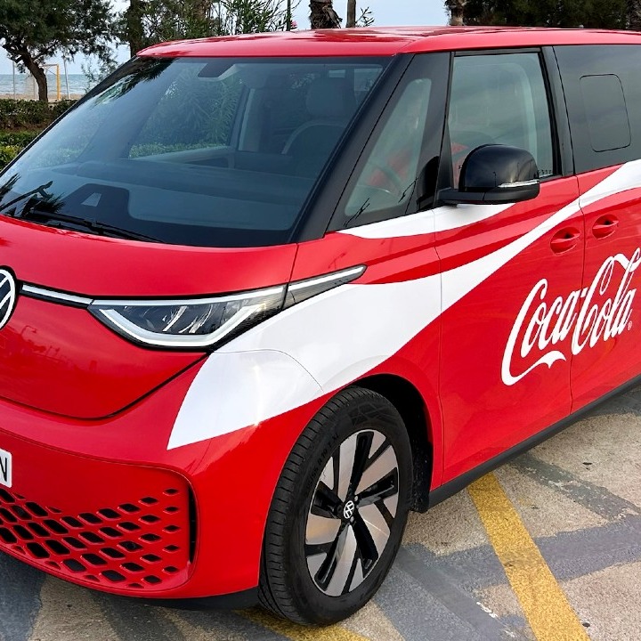 La furgoneta de Coca-Cola frente a un paseo martítimo
