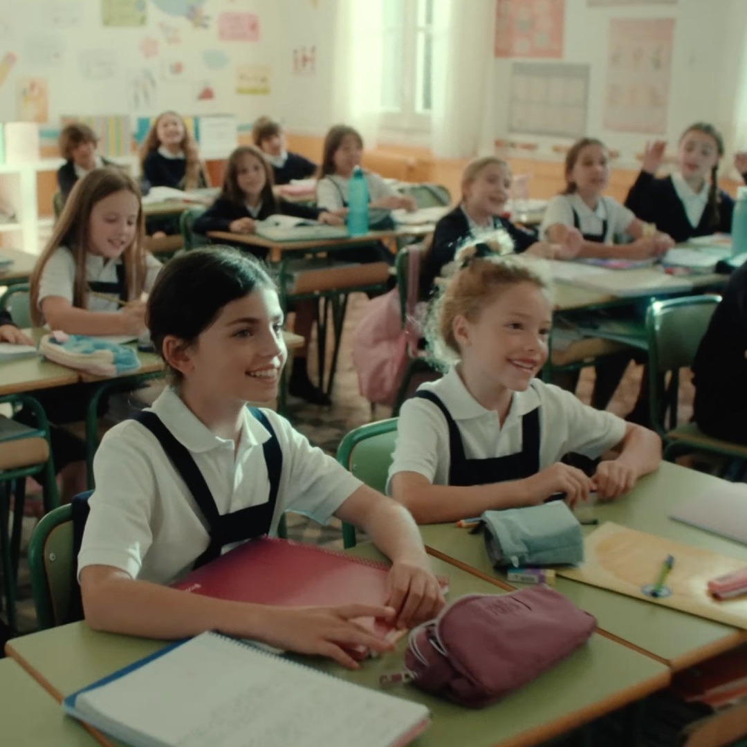 Una clase llena de niños con uniforme