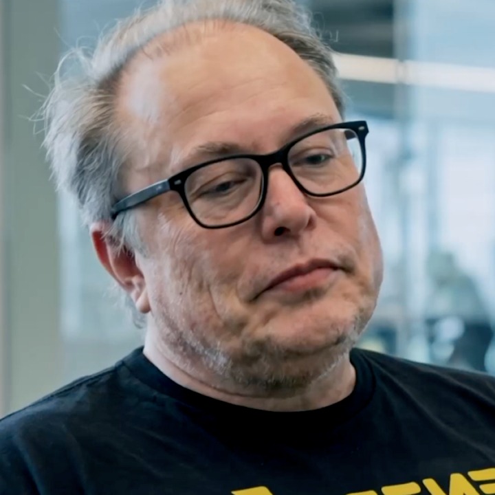 Un primer plano de Elon Musk envejecido