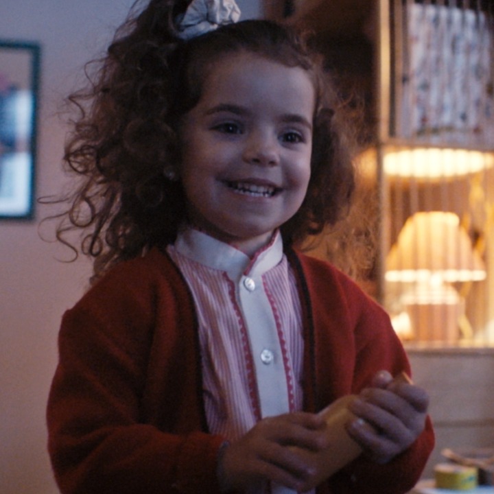 Una niña pequeña sonriendo en primer plano
