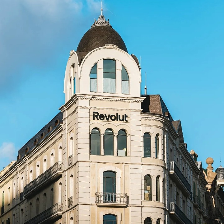 Un edificio con el logotipo de Revolut en la fachada