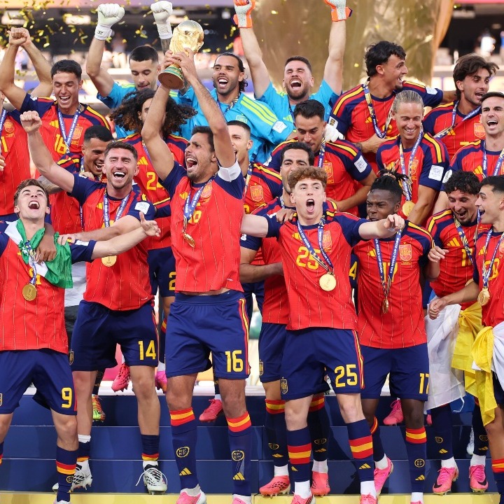 Los jugadores de la Selección española celebrando con la copa del mundo