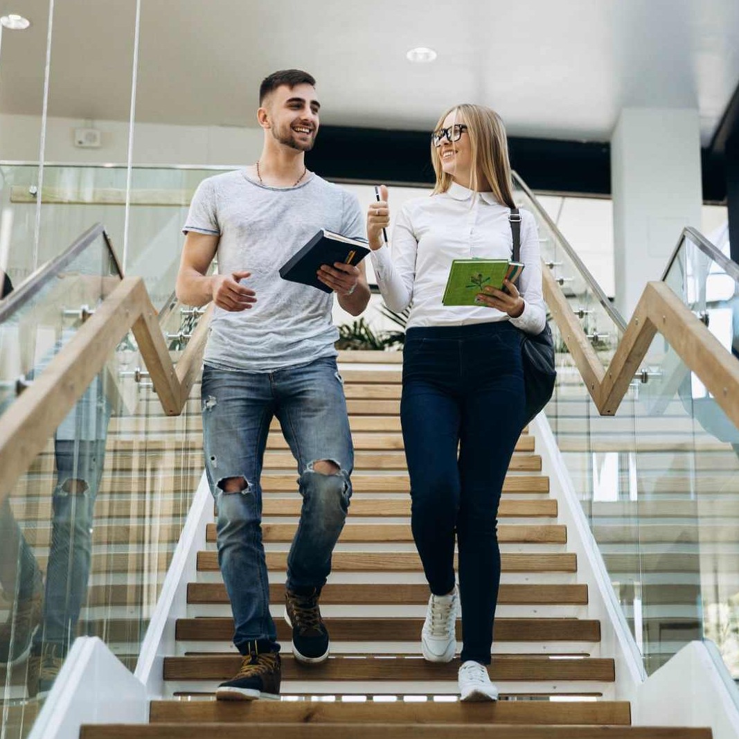 dos estudiantes bajando las escaleras