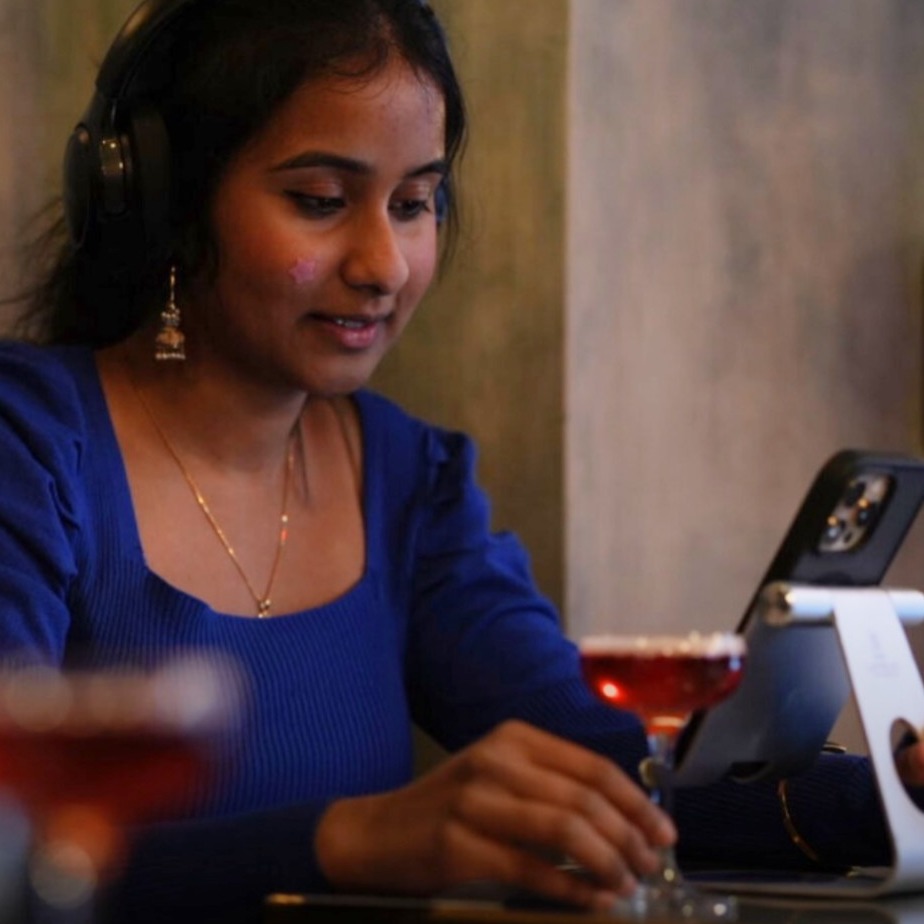 Mujer mira su teléfono en un bar