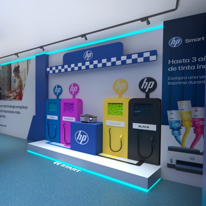 El espacio de HP en Callao con varias máquinas que simulan los tóner de colores