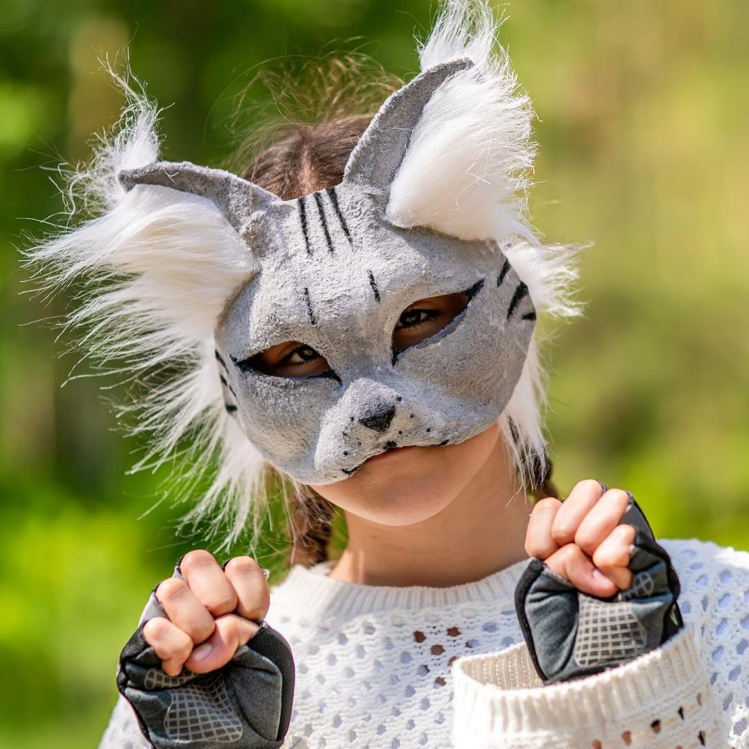 Chica con máscara de gato