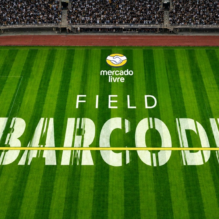 Un campo de fútbol con las letras Field Barcode como un código de barras en blanco