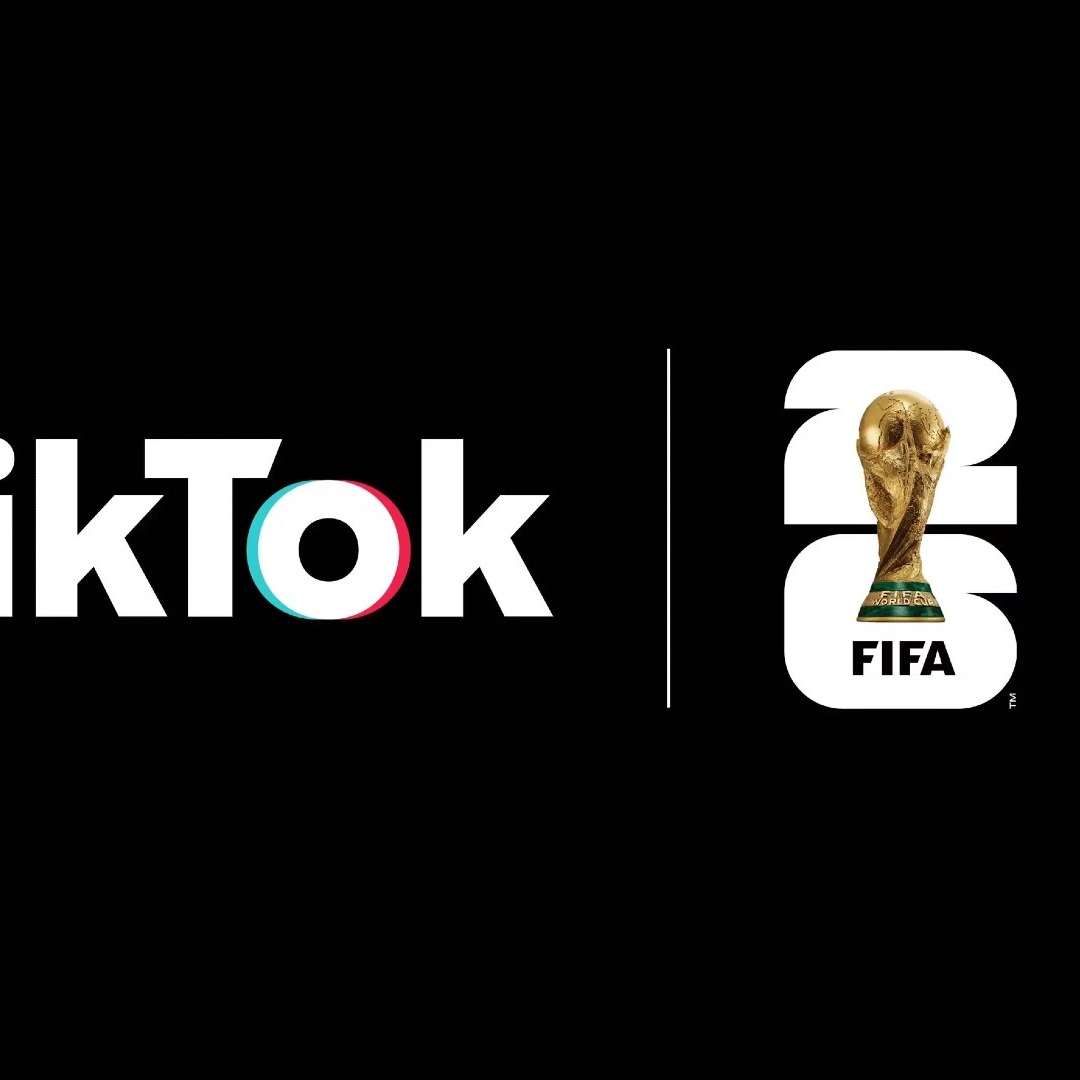 Logotipos de TikTok y Mundial de Futbol 2026 sobre fondo negro